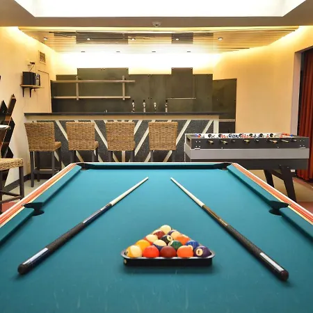 Superb House For Family Group With Swimming Pool, Sauna, Jacuzzi, Billiards Casa de Férias *