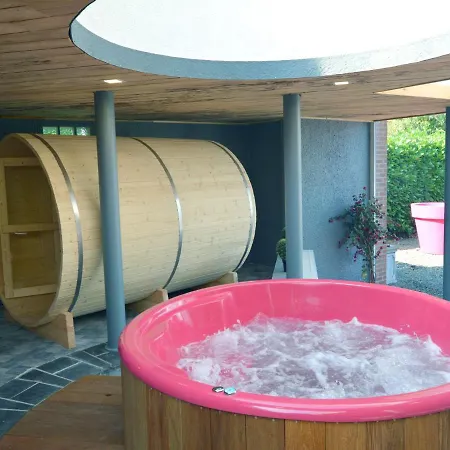 Superb House For Family Group With Swimming Pool, Sauna, Jacuzzi, Billiards Casa de Férias *